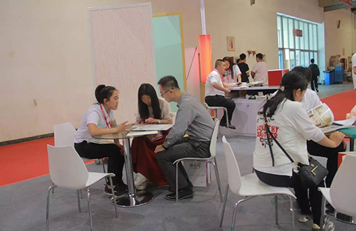 美博士工作人員為客戶介紹產品