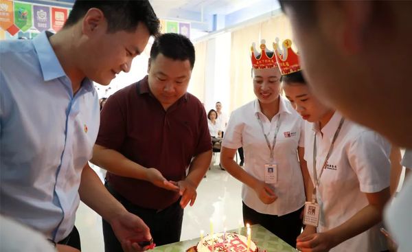 集團領導為壽星們點燃生日蠟燭 集團領導為壽星們點燃生日蠟燭