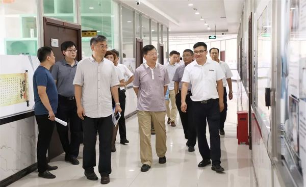 海港區(qū)政府領(lǐng)導(dǎo)參觀乾港集團(tuán) 海港區(qū)政府領(lǐng)導(dǎo)參觀乾港集團(tuán)